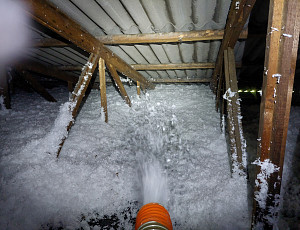 Zateplení stropu ubytovny pomocí foukané izolace